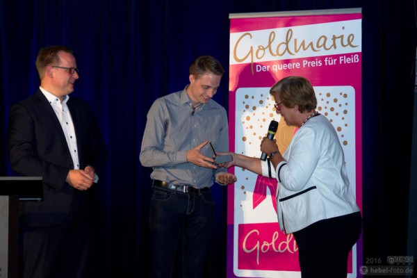 Christopher Ehmke-Janssens erhält die Goldmarie, neben ihm Laudator Markus Manegold.