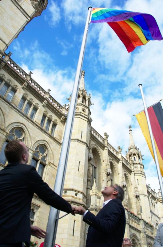 VSE-Vorstand Anton Umland und Oberbürgermeister Ulrich Markuth hiissen die Regenbogenfahne vor dem Braunschweiger Rathaus.