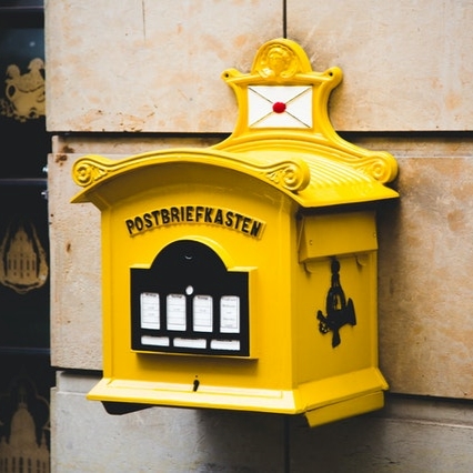 Gleber Postbriefkasten, symbolisiert den Umzug der Geschäftstelle von Intergeschlechtliche Menschen Landesverband Niedersachsen e.V. ins QNN