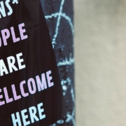 Sticker auf einer Säule "Trans* People are wellcome here"